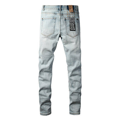 Jeans streetwear para hombre lavados azul claro con detalles mínimos desgastados y parche gráfico 3031