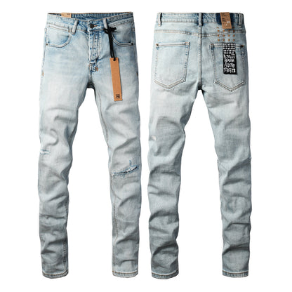 Jeans streetwear para hombre lavados azul claro con detalles mínimos desgastados y parche gráfico 3031