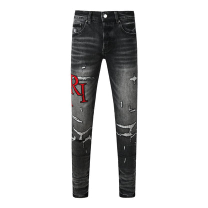 Jeans ajustados de mezclilla lavada negra para hombre con bordado de letras rojas estilo urbano desgastado 8922