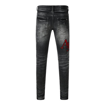 Jeans ajustados de mezclilla lavada negra para hombre con bordado de letras rojas estilo urbano desgastado 8922