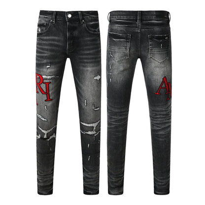 Jeans ajustados de mezclilla lavada negra para hombre con bordado de letras rojas estilo urbano desgastado 8922