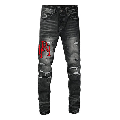 Jeans ajustados de mezclilla lavada negra para hombre con bordado de letras rojas estilo urbano desgastado 8922