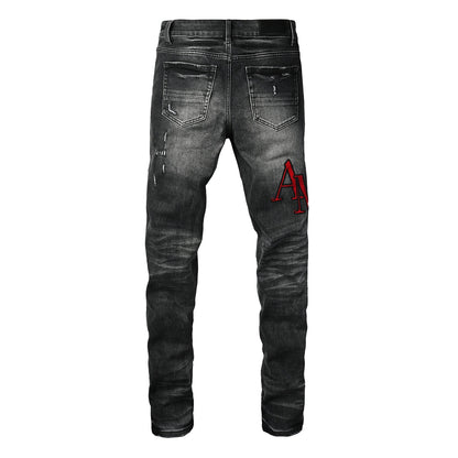 Jeans ajustados de mezclilla lavada negra para hombre con bordado de letras rojas estilo urbano desgastado 8922