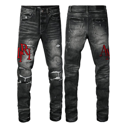 Jeans ajustados de mezclilla lavada negra para hombre con bordado de letras rojas estilo urbano desgastado 8922